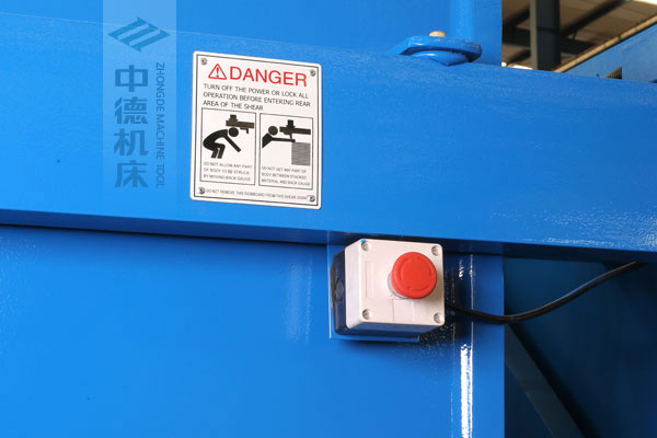 ZDSK-1632剪板機后部緊急停止按鈕，最大程度保障工人安全.jpg